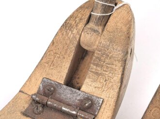 Paar faltbare Schuhspanner, sieht man so immer mal wieder in Offiziers Stiefeln