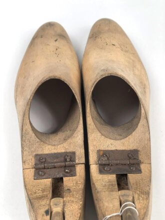 Paar faltbare Schuhspanner, sieht man so immer mal wieder in Offiziers Stiefeln