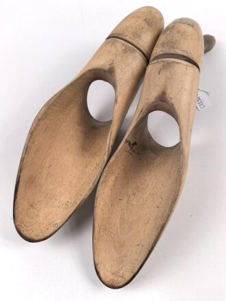 Paar faltbare Schuhspanner, sieht man so immer mal wieder in Offiziers Stiefeln