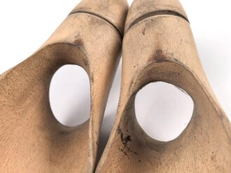 Paar faltbare Schuhspanner, sieht man so immer mal wieder in Offiziers Stiefeln