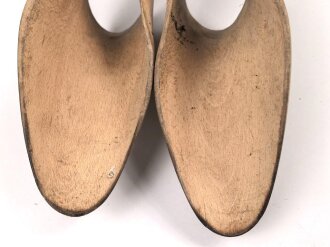 Paar faltbare Schuhspanner, sieht man so immer mal wieder in Offiziers Stiefeln