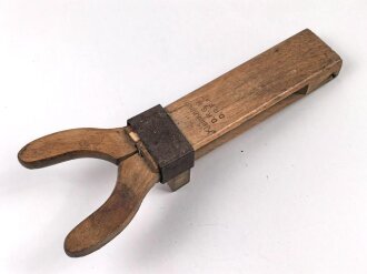 Stiefelauszieher " Kleinknecht" aus Holz," DRGM" . Gesamtlänge 27,5cm, leicht defektcm