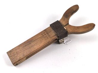 Stiefelauszieher " Kleinknecht" aus Holz," DRGM" . Gesamtlänge 27,5cm, leicht defektcm