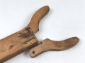 Stiefelauszieher " Kleinknecht" aus Holz," DRGM" . Gesamtlänge 27,5cm, leicht defektcm