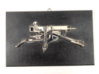 MG 08/15 , Dekorative Darstellung in versilbertem Sprizguß auf schwarzer Wandplakette, Maße 16 x 25cm