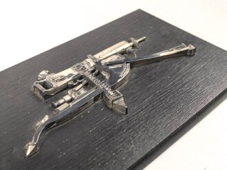 MG 08/15 , Dekorative Darstellung in versilbertem Sprizguß auf schwarzer Wandplakette, Maße 16 x 25cm