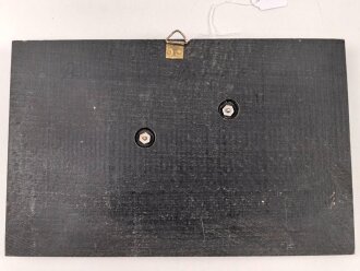 MG 08/15 , Dekorative Darstellung in versilbertem Sprizguß auf schwarzer Wandplakette, Maße 16 x 25cm