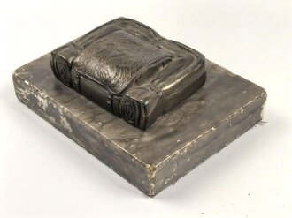 Tornister auf Marmorsockel, vermutlich als Briefbeschwerer. Maße des Sockel 9 x 12cm