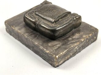 Tornister auf Marmorsockel, vermutlich als Briefbeschwerer. Maße des Sockel 9 x 12cm