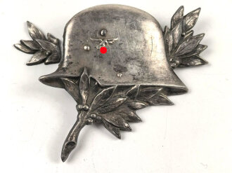 Stahlhelm Luftwaffe, Dekorative Darstellung in versilbertem Sprizguß mit rückseitigen Gewinde, sicherlich zum anbringen auf eine Holzplatte. Unterkante Stahlhelm 75mm, leiht defekt