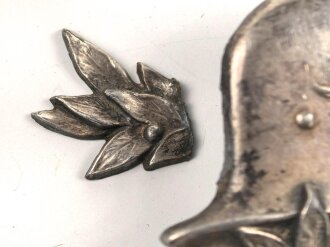 Stahlhelm Luftwaffe, Dekorative Darstellung in versilbertem Sprizguß mit rückseitigen Gewinde, sicherlich zum anbringen auf eine Holzplatte. Unterkante Stahlhelm 75mm, leiht defekt