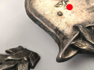 Stahlhelm Luftwaffe, Dekorative Darstellung in versilbertem Sprizguß mit rückseitigen Gewinde, sicherlich zum anbringen auf eine Holzplatte. Unterkante Stahlhelm 75mm, leiht defekt