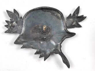 Stahlhelm Luftwaffe, Dekorative Darstellung in versilbertem Sprizguß mit rückseitigen Gewinde, sicherlich zum anbringen auf eine Holzplatte. Unterkante Stahlhelm 75mm, leiht defekt