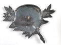 Stahlhelm Luftwaffe, Dekorative Darstellung in versilbertem Sprizguß mit rückseitigen Gewinde, sicherlich zum anbringen auf eine Holzplatte. Unterkante Stahlhelm 75mm, leiht defekt