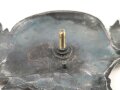Stahlhelm Luftwaffe, Dekorative Darstellung in versilbertem Sprizguß mit rückseitigen Gewinde, sicherlich zum anbringen auf eine Holzplatte. Unterkante Stahlhelm 75mm, leiht defekt