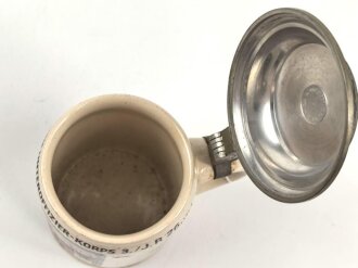 Erinnerungskrug, Steingut Bierkrug 0,5 Liter " Gewidmet vom Unteroffizier Korps 3. / Infanterie Regiment 26. Die schwärzung des Hakenkreuz entfernt, sonst gut. Gebrauchtes Stück, ungereinigt