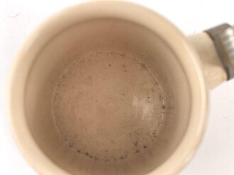 Erinnerungskrug, Steingut Bierkrug 0,5 Liter " Gewidmet vom Unteroffizier Korps 3. / Infanterie Regiment 26. Die schwärzung des Hakenkreuz entfernt, sonst gut. Gebrauchtes Stück, ungereinigt