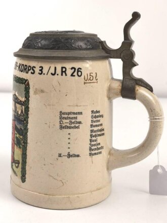 Erinnerungskrug, Steingut Bierkrug 0,5 Liter " Gewidmet vom Unteroffizier Korps 3. / Infanterie Regiment 26. Die schwärzung des Hakenkreuz entfernt, sonst gut. Gebrauchtes Stück, ungereinigt