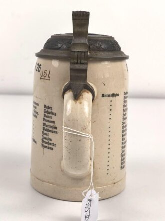 Erinnerungskrug, Steingut Bierkrug 0,5 Liter " Gewidmet vom Unteroffizier Korps 3. / Infanterie Regiment 26. Die schwärzung des Hakenkreuz entfernt, sonst gut. Gebrauchtes Stück, ungereinigt