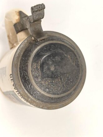 Erinnerungskrug, Steingut Bierkrug 0,5 Liter " Gewidmet vom Unteroffizier Korps 3. / Infanterie Regiment 26. Die schwärzung des Hakenkreuz entfernt, sonst gut. Gebrauchtes Stück, ungereinigt