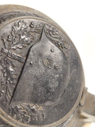 Erinnerungskrug, Steingut Bierkrug 0,5 Liter " Gewidmet vom Unteroffizier Korps 3. / Infanterie Regiment 26. Die schwärzung des Hakenkreuz entfernt, sonst gut. Gebrauchtes Stück, ungereinigt