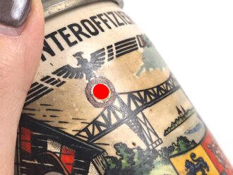 Erinnerungskrug, Steingut Bierkrug 0,5 Liter " Gewidmet vom Unteroffizier Korps 3. / Infanterie Regiment 26. Die schwärzung des Hakenkreuz entfernt, sonst gut. Gebrauchtes Stück, ungereinigt