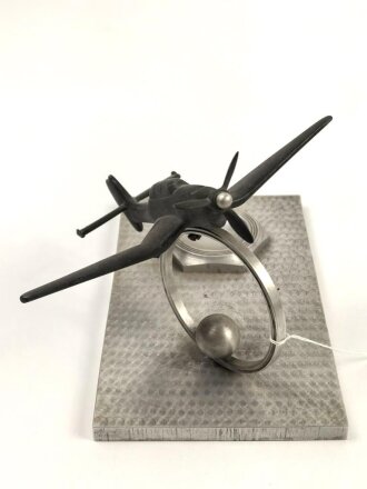 Luftwaffe, Erinnerungsgegenstand aus Aluminium / Zink. Maße der Grundplatte11,5 x 19cm