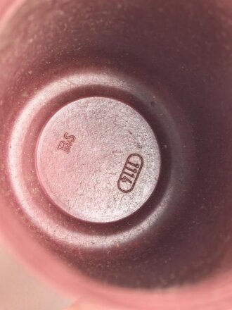 Hülle für eine Thermoskanne aus braun / roter Preßmasse. Die Flasche selbst fehlt, Gesamthöhe 27cm