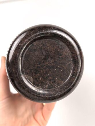 Hülle für eine Thermoskanne aus braun / roter Preßmasse. Die Flasche selbst fehlt, Gesamthöhe 27cm