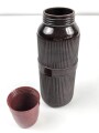 Hülle für eine Thermoskanne aus braun / roter Preßmasse. Die Flasche selbst fehlt, Gesamthöhe 27cm