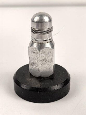 Tischfeuerzeug aus Aluminium auf Sockel. Sockeldurchmesser 70mm. Funktion nicht geprüft, leer