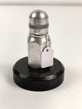 Tischfeuerzeug aus Aluminium auf Sockel. Sockeldurchmesser 70mm. Funktion nicht geprüft, leer