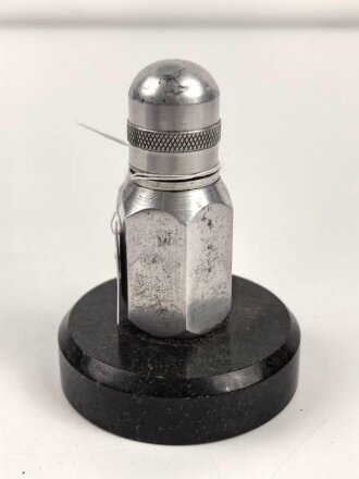 Tischfeuerzeug aus Aluminium auf Sockel. Sockeldurchmesser 70mm. Funktion nicht geprüft, leer
