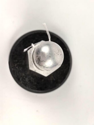 Tischfeuerzeug aus Aluminium auf Sockel. Sockeldurchmesser 70mm. Funktion nicht geprüft, leer