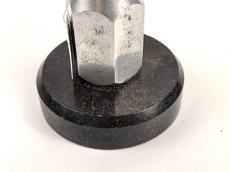 Tischfeuerzeug aus Aluminium auf Sockel. Sockeldurchmesser 70mm. Funktion nicht geprüft, leer