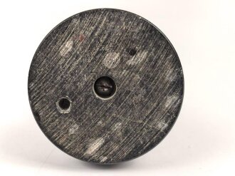 Tischfeuerzeug aus Aluminium auf Sockel. Sockeldurchmesser 70mm. Funktion nicht geprüft, leer