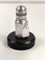 Tischfeuerzeug aus Aluminium auf Sockel. Sockeldurchmesser 70mm. Funktion nicht geprüft, leer