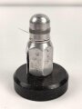 Tischfeuerzeug aus Aluminium auf Sockel. Sockeldurchmesser 70mm. Funktion nicht geprüft, leer