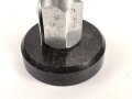Tischfeuerzeug aus Aluminium auf Sockel. Sockeldurchmesser 70mm. Funktion nicht geprüft, leer