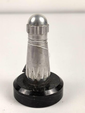 Tischfeuerzeug aus Aluminium auf Sockel. Sockeldurchmesser 60mm. Funktion nicht geprüft, leer