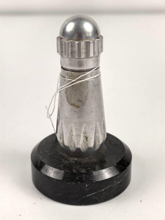 Tischfeuerzeug aus Aluminium auf Sockel. Sockeldurchmesser 60mm. Funktion nicht geprüft, leer