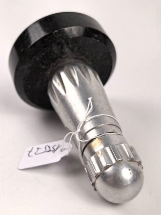 Tischfeuerzeug aus Aluminium auf Sockel. Sockeldurchmesser 60mm. Funktion nicht geprüft, leer
