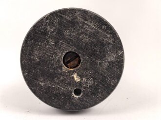 Tischfeuerzeug aus Aluminium auf Sockel. Sockeldurchmesser 60mm. Funktion nicht geprüft, leer