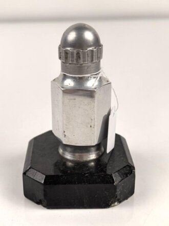 Tischfeuerzeug aus Aluminium auf Sockel. Sockelbreite 66mm. Funktion nicht geprüft, leer