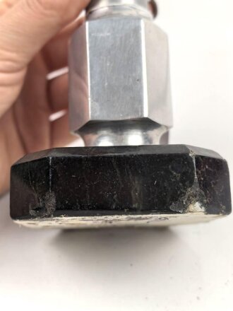 Tischfeuerzeug aus Aluminium auf Sockel. Sockelbreite 66mm. Funktion nicht geprüft, leer