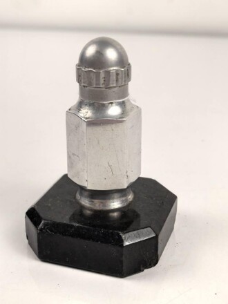 Tischfeuerzeug aus Aluminium auf Sockel. Sockelbreite 66mm. Funktion nicht geprüft, leer