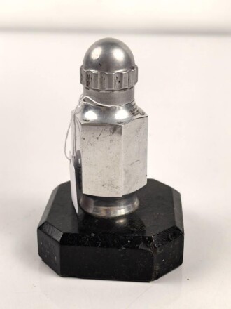 Tischfeuerzeug aus Aluminium auf Sockel. Sockelbreite 66mm. Funktion nicht geprüft, leer