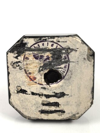 Tischfeuerzeug aus Aluminium auf Sockel. Sockelbreite 66mm. Funktion nicht geprüft, leer