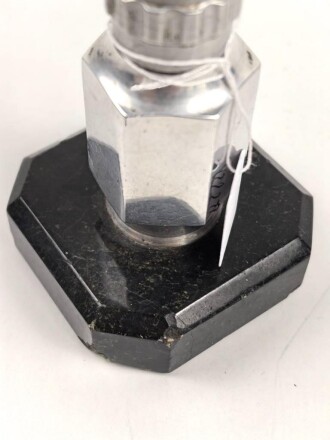 Tischfeuerzeug aus Aluminium auf Sockel. Sockelbreite 66mm. Funktion nicht geprüft, leer