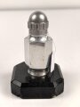 Tischfeuerzeug aus Aluminium auf Sockel. Sockelbreite 66mm. Funktion nicht geprüft, leer